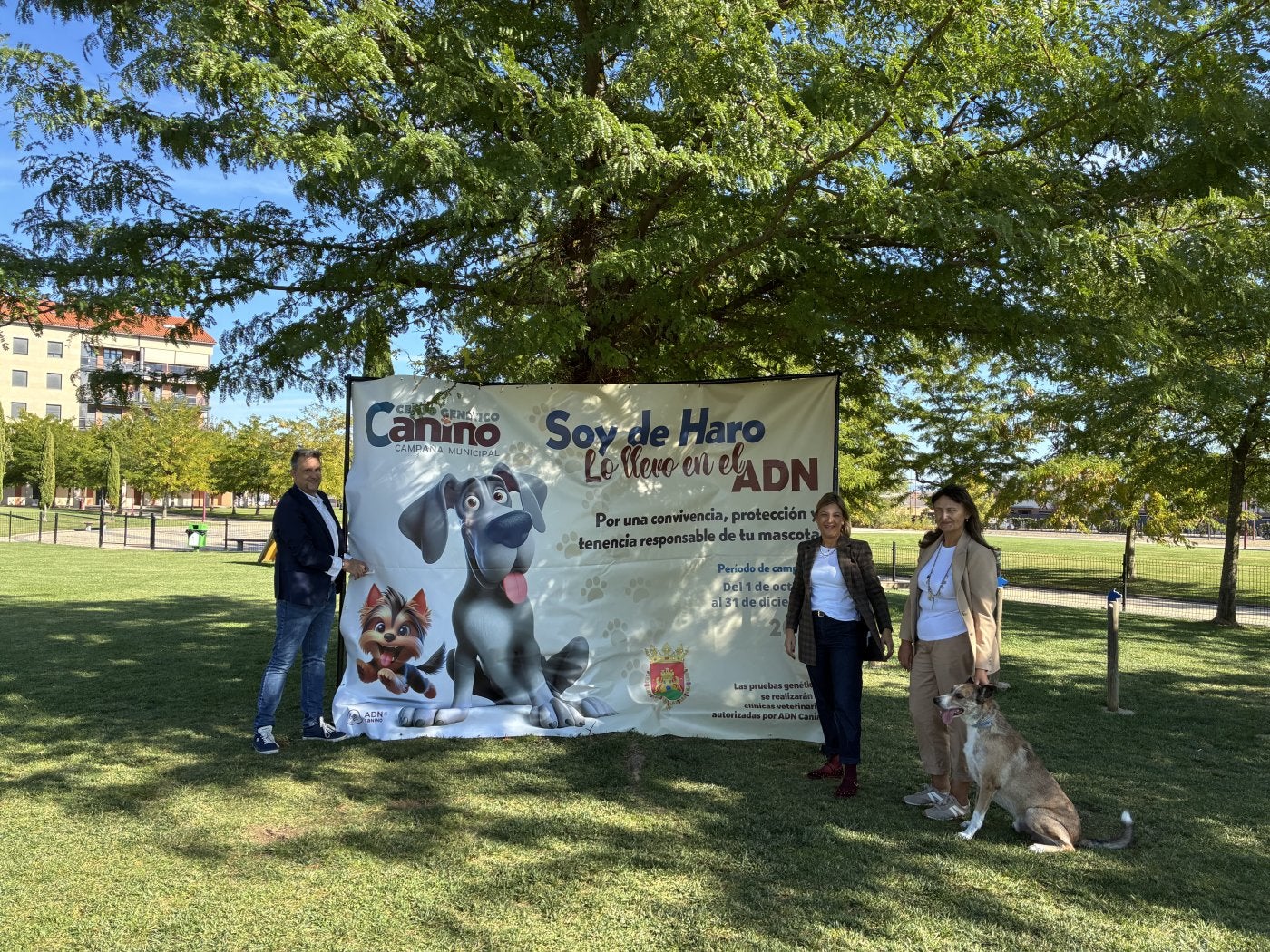 Enrique Periguell, Guadalupe Fernández, Natalia Villanueva y su perro Sendero.