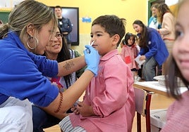 Vacunación intranasal de niños de cinco años, este martes en el colegio San Pío X, en el barrio logroñés de La Estrella.