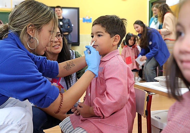 Vacunación intranasal de niños de cinco años, este martes en el colegio San Pío X, en el barrio logroñés de La Estrella.