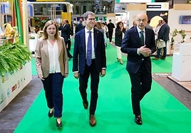 El presidente de La Rioja, Gonzalo Capellán (en medio), acompañado por la consejera riojana de Agricultura, Ganadería, Mundo Rural y Medio Ambiente, Noemí Manzanos, en la feria Fruit Attraction.