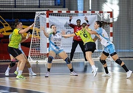 Blanca Benítez juega con Paula Morales.