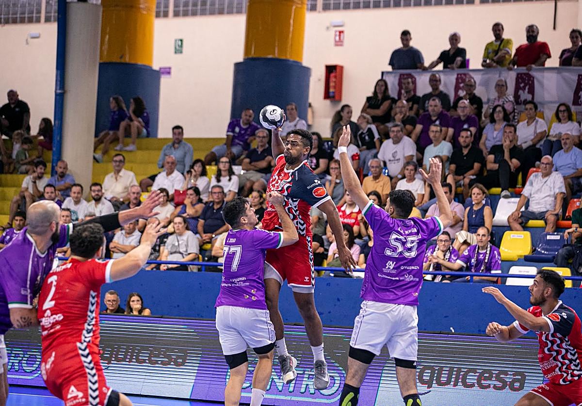 El argentino James Lewis Parker busca al experimentado pivote Iván Montoya ante el Guadalajara.