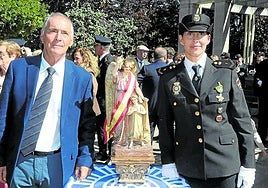 Manuel y Belén González, padre e hija policías, posan junto a la imagen de los Ángeles Custodios.