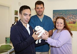 Sergio Tejada, Joaquín Laliena y Sonia Fernández posan en Nakuru con la coneja Pompón.