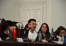 El socialista Esteban Martínez, en el pleno de ayer lunes.