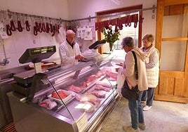 Luis Matute atendía ayer a dos clientas en la carnicería de Briones.