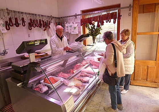 Luis Matute atendía ayer a dos clientas en la carnicería de Briones.
