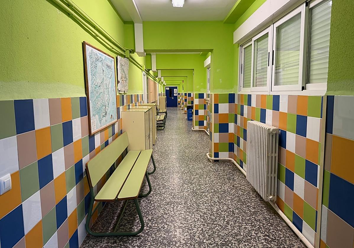 Uno de los pasillos del colegio público San Lorenzo, en Ezcaray.
