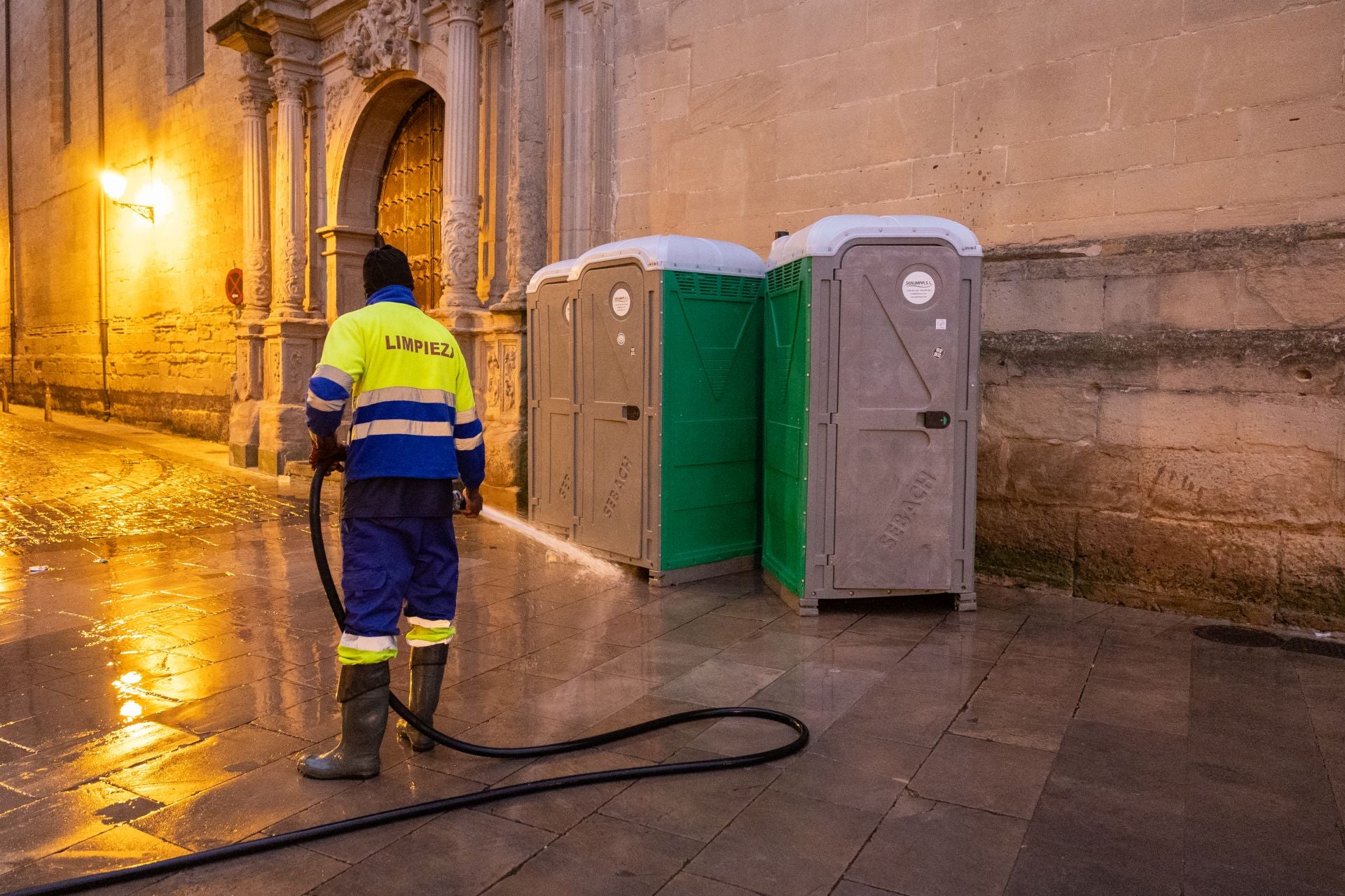 Los tres aseos portátiles junto a La Redonda estos sanmateos.