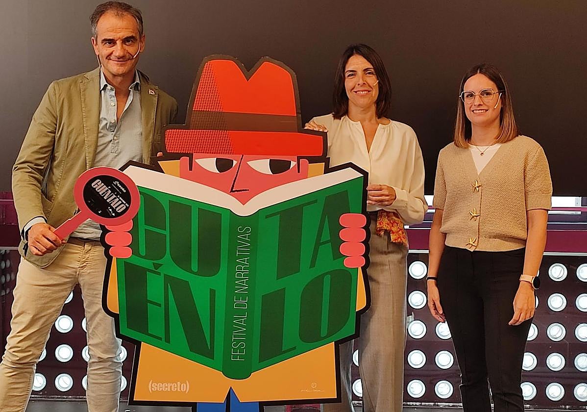 Miguel Sáinz, Rosa Fernández y Yolanda Marín junto al inspector del ilustrador Mikel Casal, imagen al festival Cuéntalo.