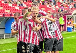Sergio Gil celebra el primer gol de la temporada ante el Eibar B en Las Gaunas.