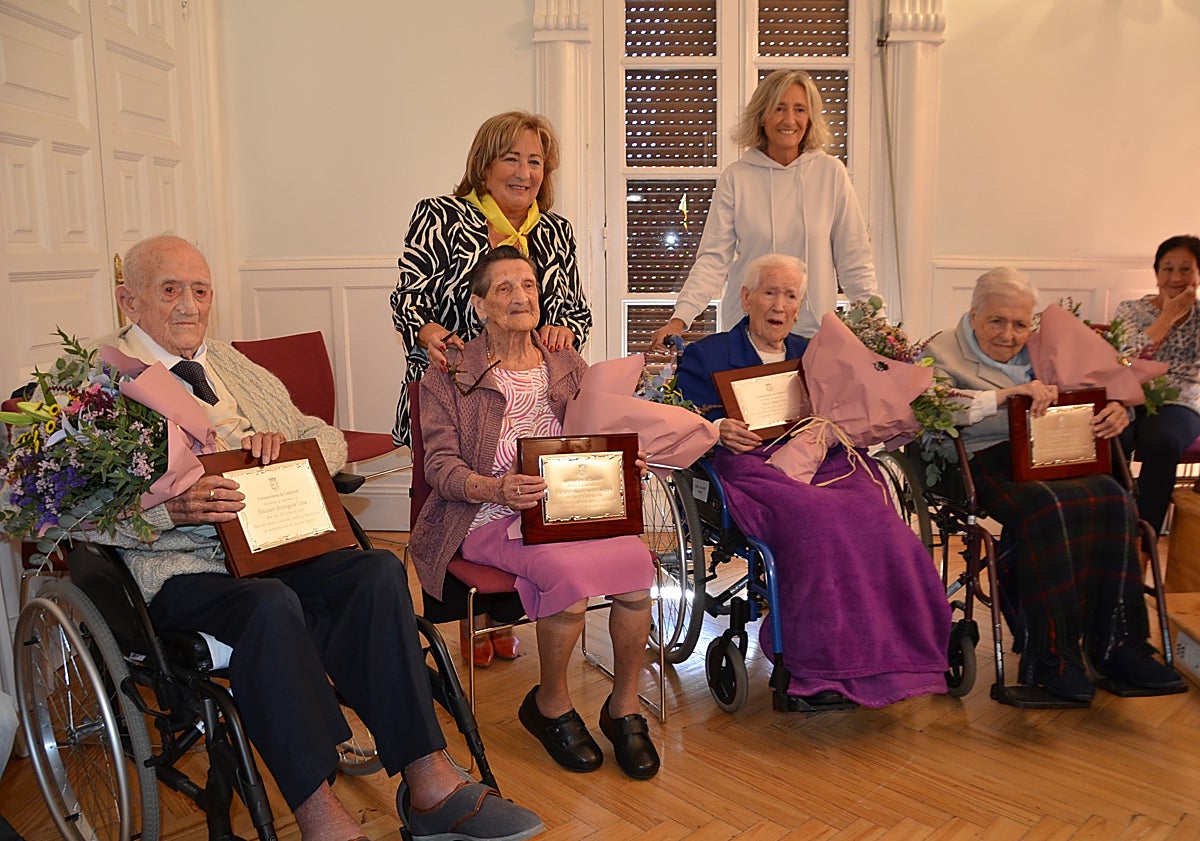 Imagen principal - Entrega de placas a los centenarios; exhibición de las participantes del programa Verano Activo y la alcaldesa con Carmen Porres, la abuela más longeva de Calahorra.