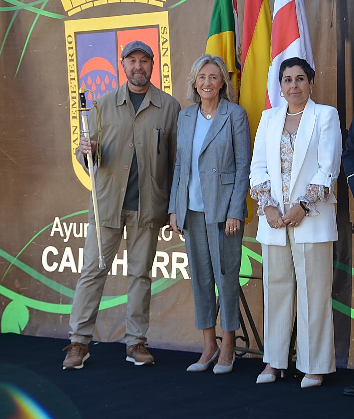 Imagen secundaria 2 - Autoridades, con toda la plantilla de la Policía; 'pase de revista' y homenaje al expolicía Carlos Alfonso Morón.