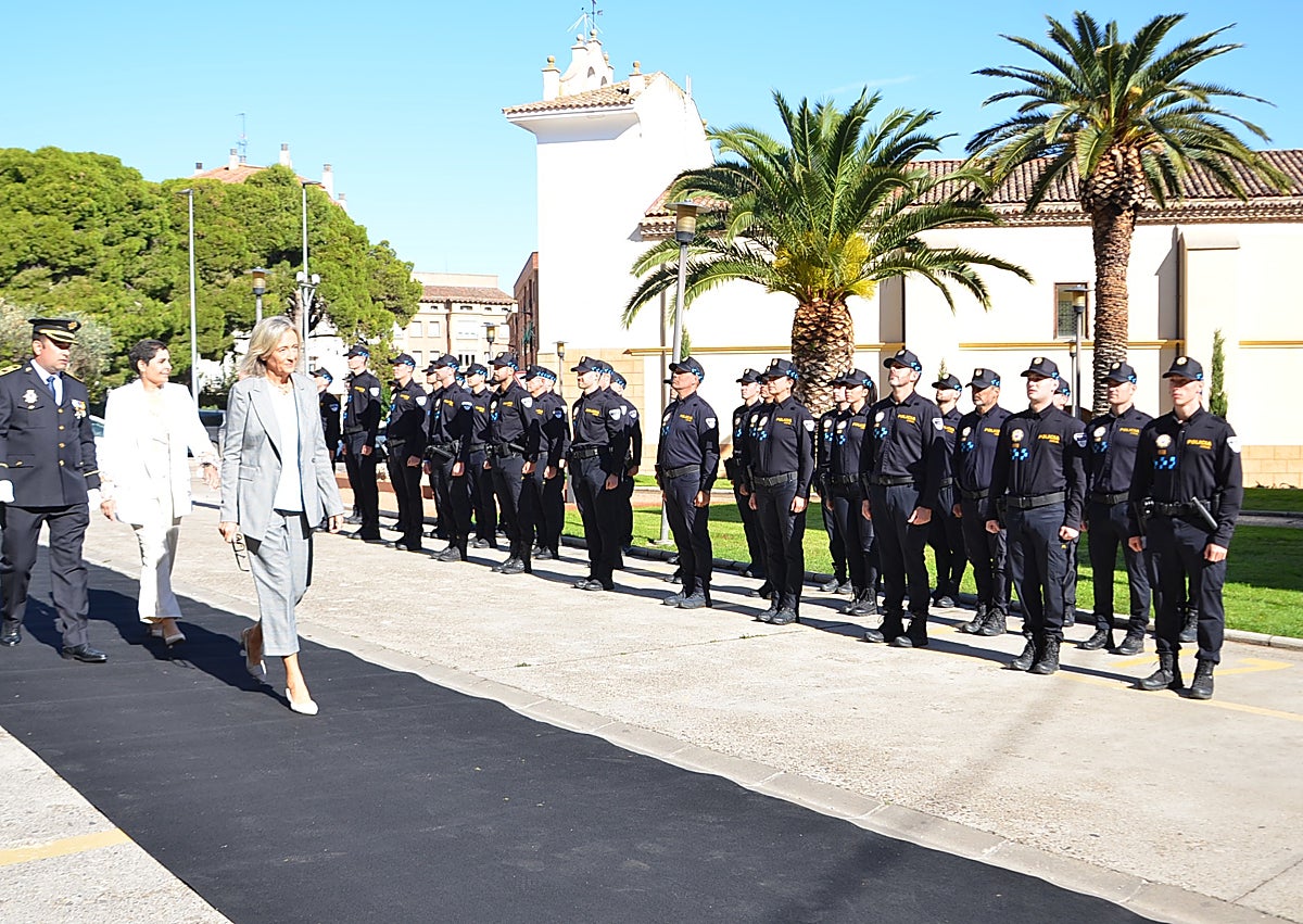 Imagen secundaria 1 - Autoridades, con toda la plantilla de la Policía; 'pase de revista' y homenaje al expolicía Carlos Alfonso Morón.