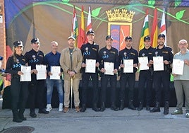 Agentes y ciudadanos homenajeados por la Policía de Calahorra esta mañana.