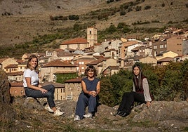 De izquieda a derecha, Minerva Sáenz (jueza de paz), Gemma López (alcaldesa) y Marta Quintanar (alguacila), con Anguiano al fondo, en la tarde del pasado miércoles.