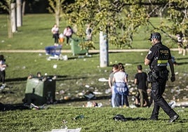 Un agente de la Policía Local pasea durante una fiesta de novatadas hace unos años, en una imagen de archivo.