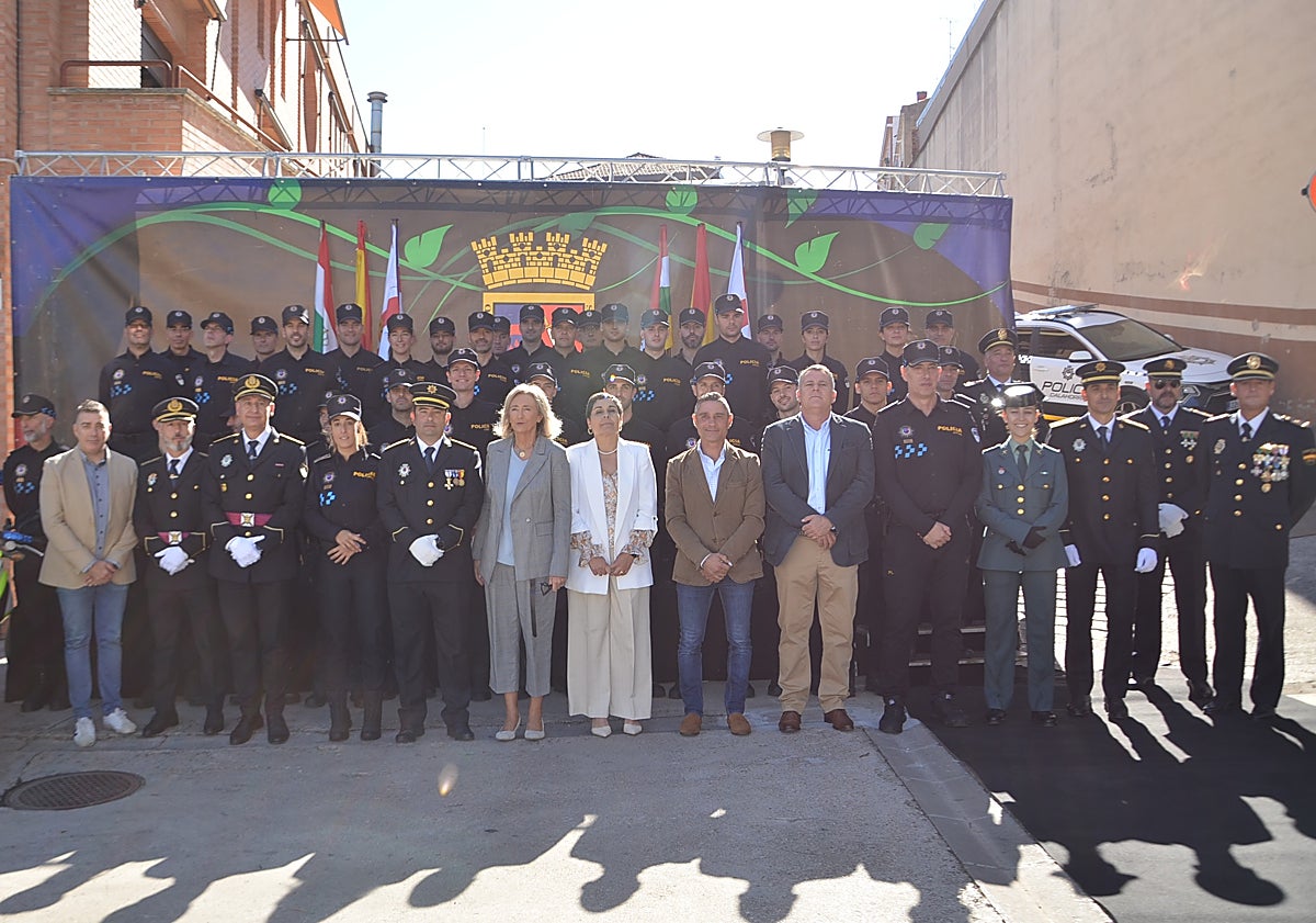Imagen principal - Autoridades, con toda la plantilla de la Policía; 'pase de revista' y homenaje al expolicía Carlos Alfonso Morón.