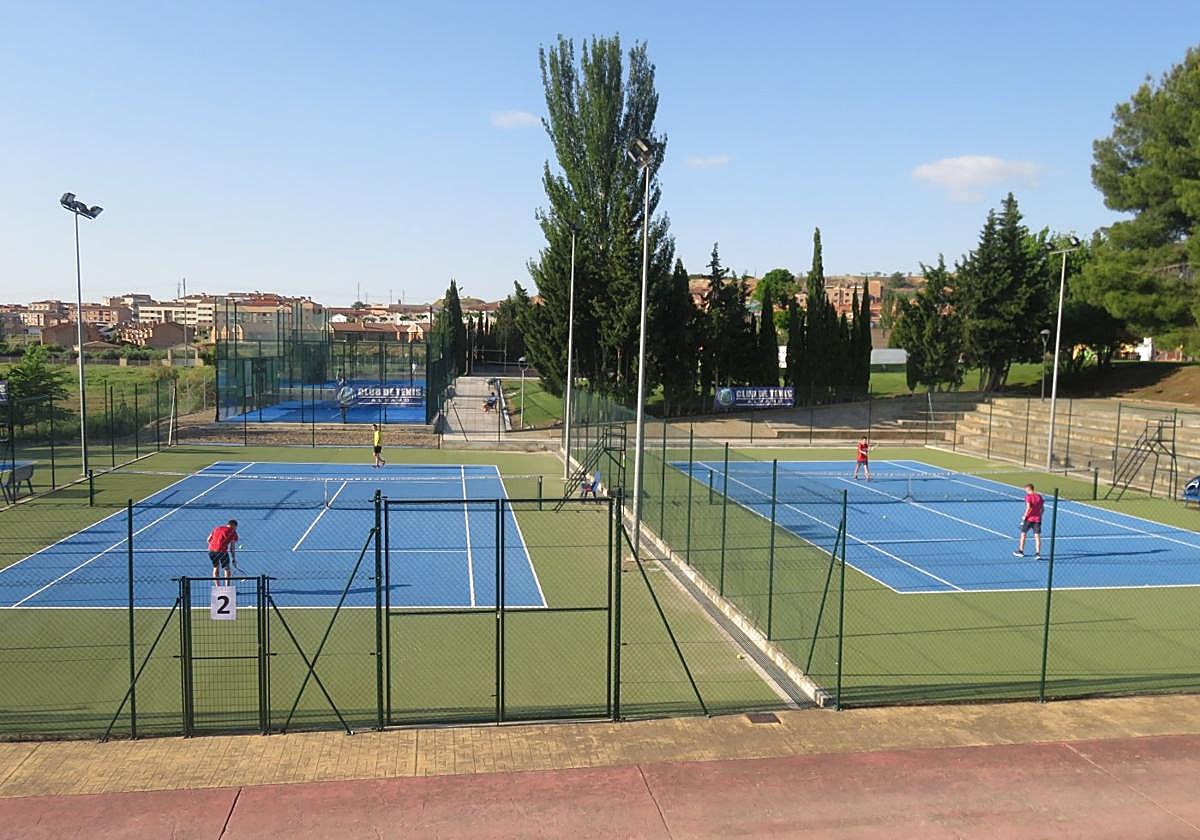 El PSOE lamenta que el crédito no se utilizó para cubrir pistas de pádel o reparar las de tenis.