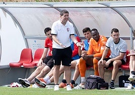 Unai Mendia, en el banquillo de la UD Logroñés.