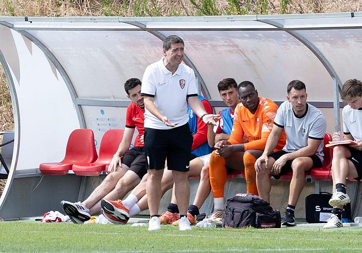 Unai Mendia, en el banquillo de la UD Logroñés.