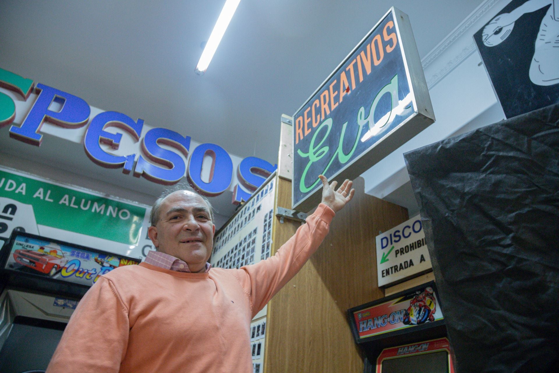 José Manuel, de Recreativos Eva, rodeado de 'máquinas'.