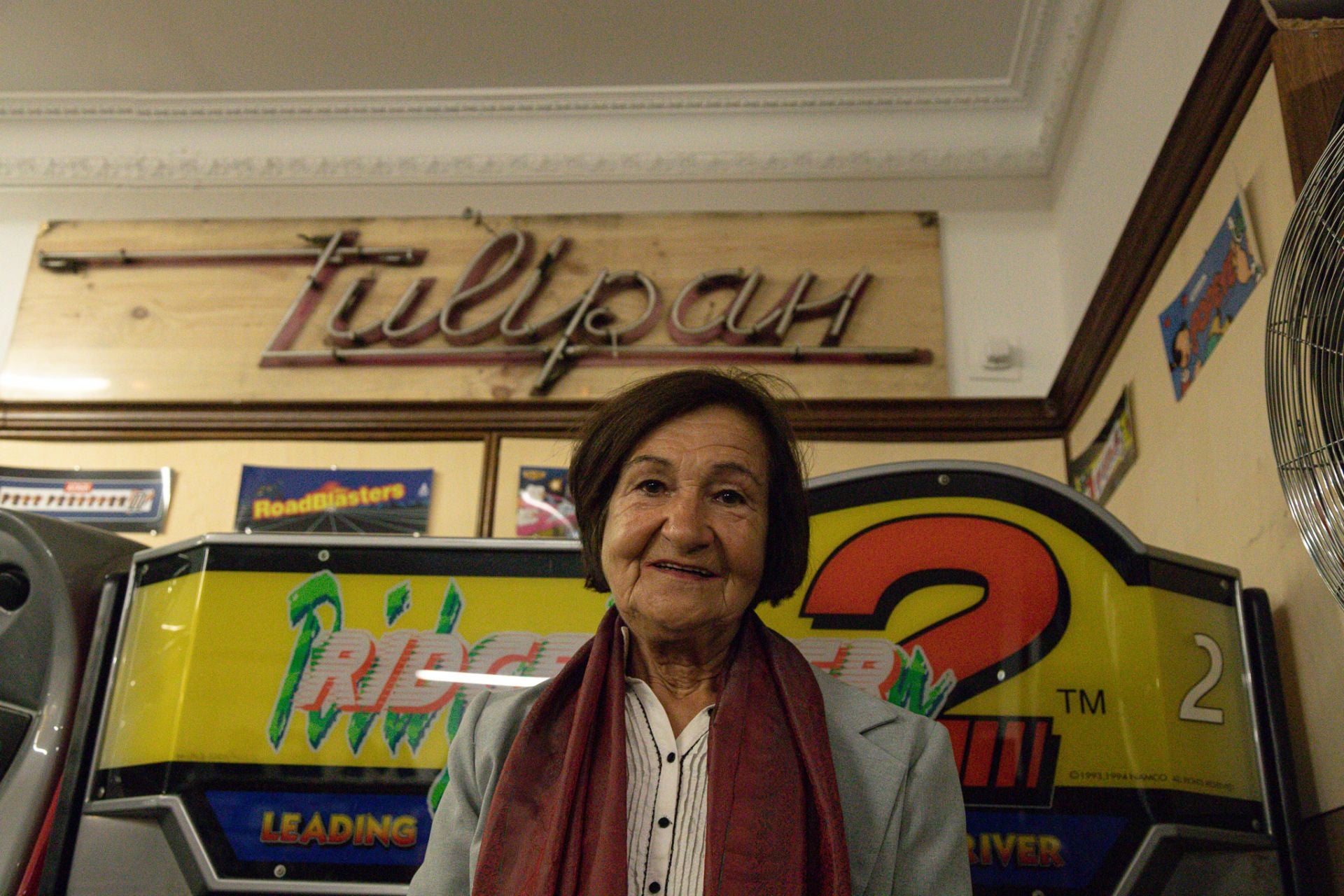 Edelmira posa junto al luminoso de neón de 'Tulipán'.