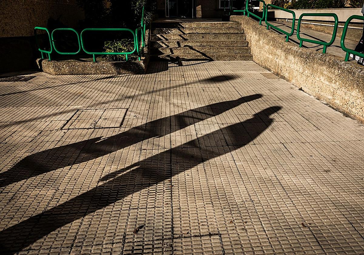 Marta y Agustín posan en la zona común de la Residencia de mayores de Lardero, dependiente del Gobierno de La Rioja