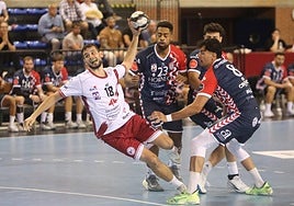 Álvaro Martínez lanza desde el pivote.