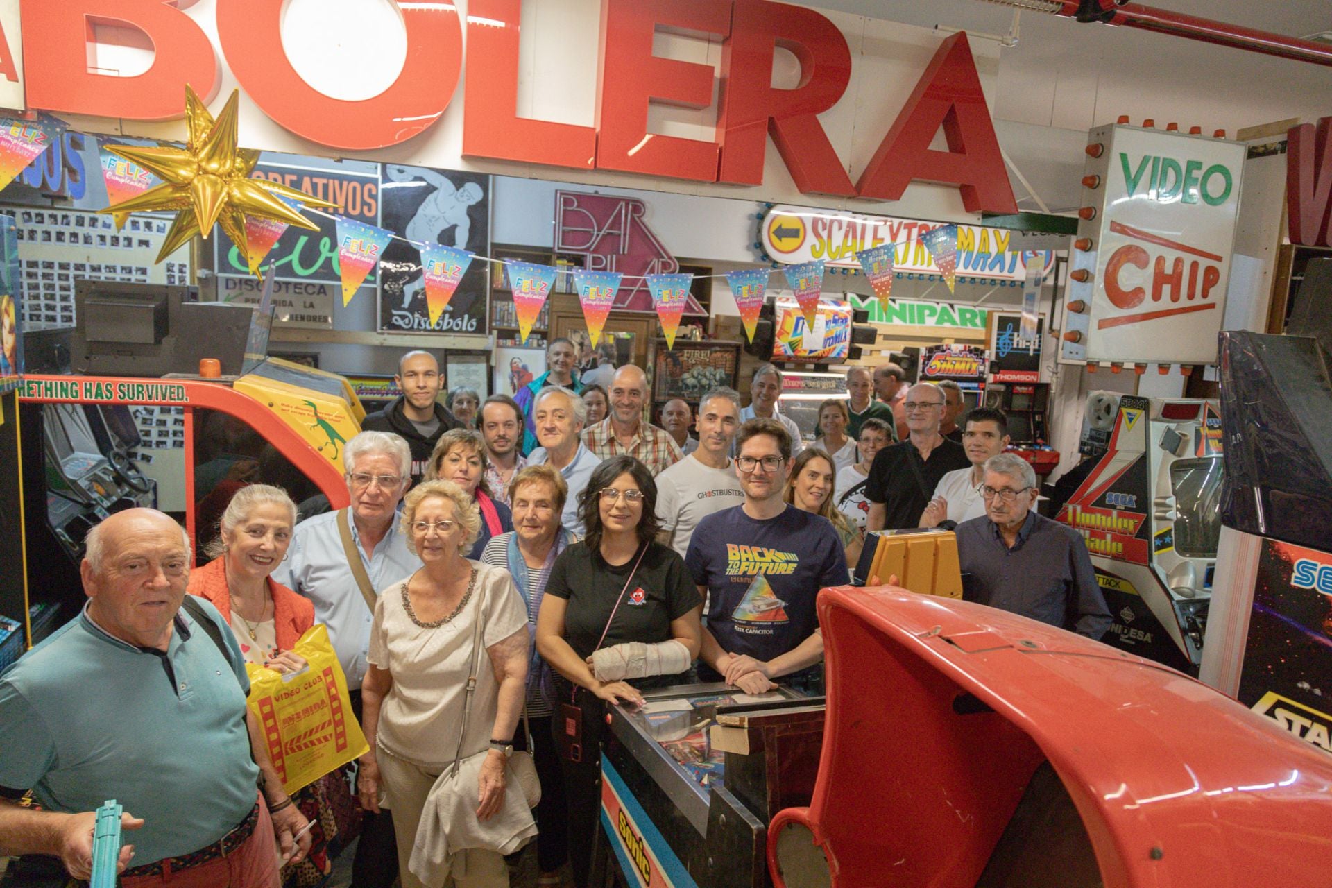 Foto de familia de quienes regentaron los negocios cuyos recuerdos hoy forman parte de 'Pixel And Games' en el 52 de la calle Piqueras.