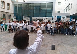 Concentración de médicos a las puertas del San Pedro.