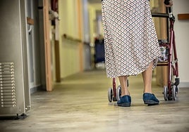 Una mujer pasea por los pasillos de una residencia de mayores