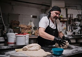 Alfonso Garrido aporta el aceite, lentamente, a la mezcla que se está amasando.