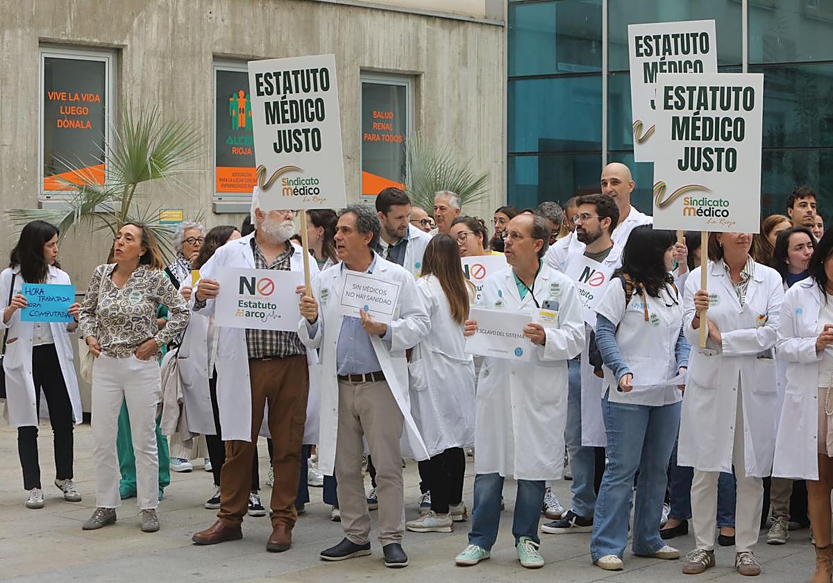 Algunos de los participantes en la concentración de este viernes.