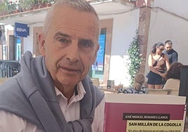 José Manuel Reinares muestra la publicación.