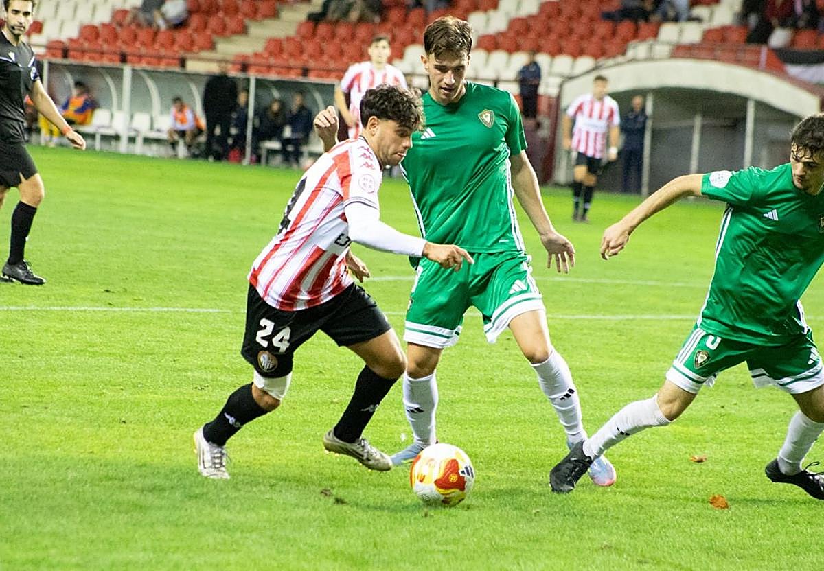 Ayensa intenta irse de la vigilancia de los defensores del Gernika.