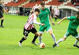 Ayensa intenta irse de la vigilancia de los defensores del Gernika.