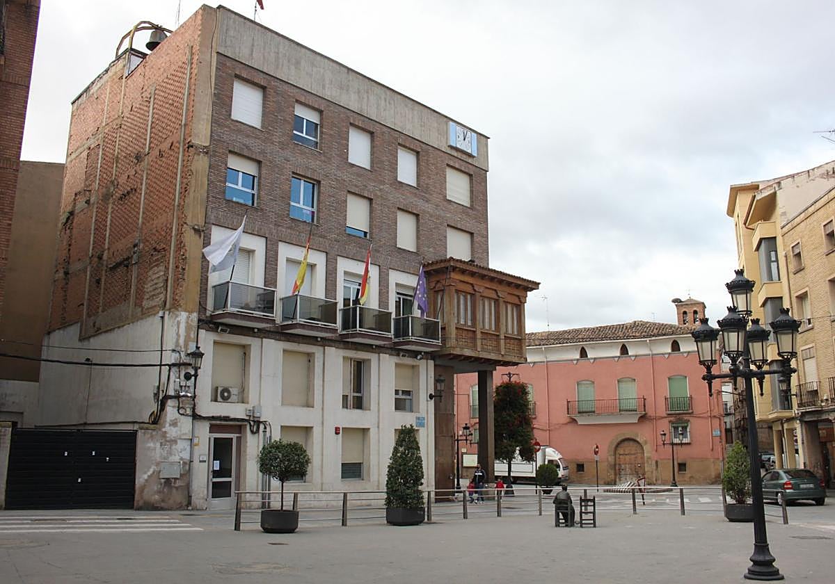 La plaza de España de Arnedo acoge el domingo la cuarta edición de la Feria de Antigüedades