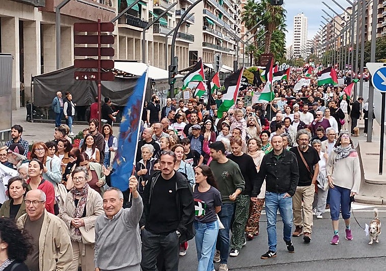 Logroño se echa a la calle en apoyo del pueblo palestino: «No es una guerra, es un genocidio»
