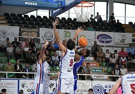 Knowles intenta anotar entre Arbosa y Torres.