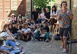 El público asiste en la plaza Cantarranas de San Román a una de las funciones de '¡La que nos espera!' de la compañía Del Más Acá.