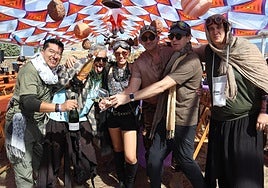 Una cuadrilla asistente al Vintae Wine Fest en las carpas de las mesas.