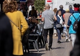 Un camarero sirve unas mesas en una terraza del centro de Logroño.
