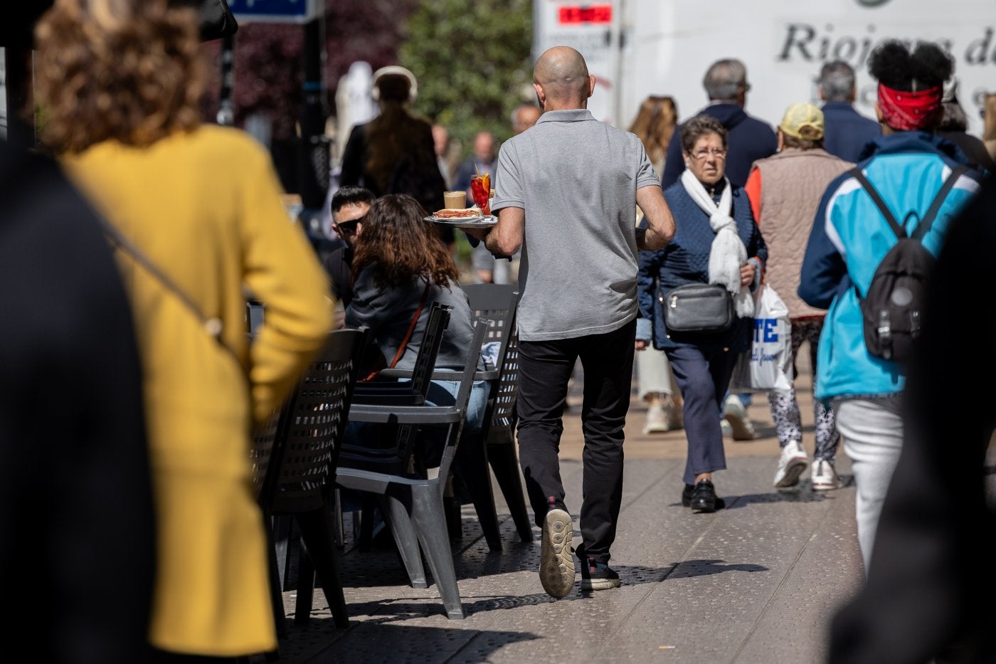 Un camarero sirve unas mesas en una terraza del centro de Logroño.