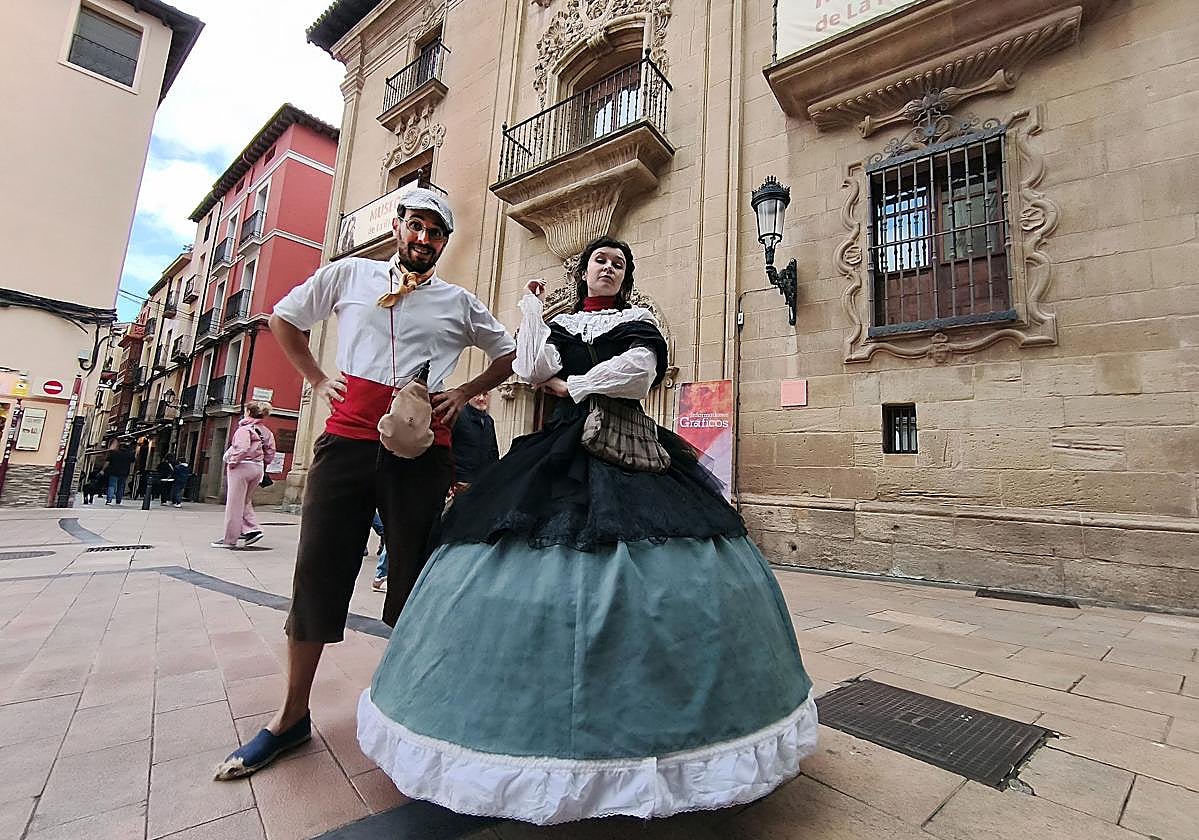 Miguel Carrera y Maya Salaverría posan frente al Museo de La Rioja, antiguo palacio de Jacinta Martínez de Sicilia.