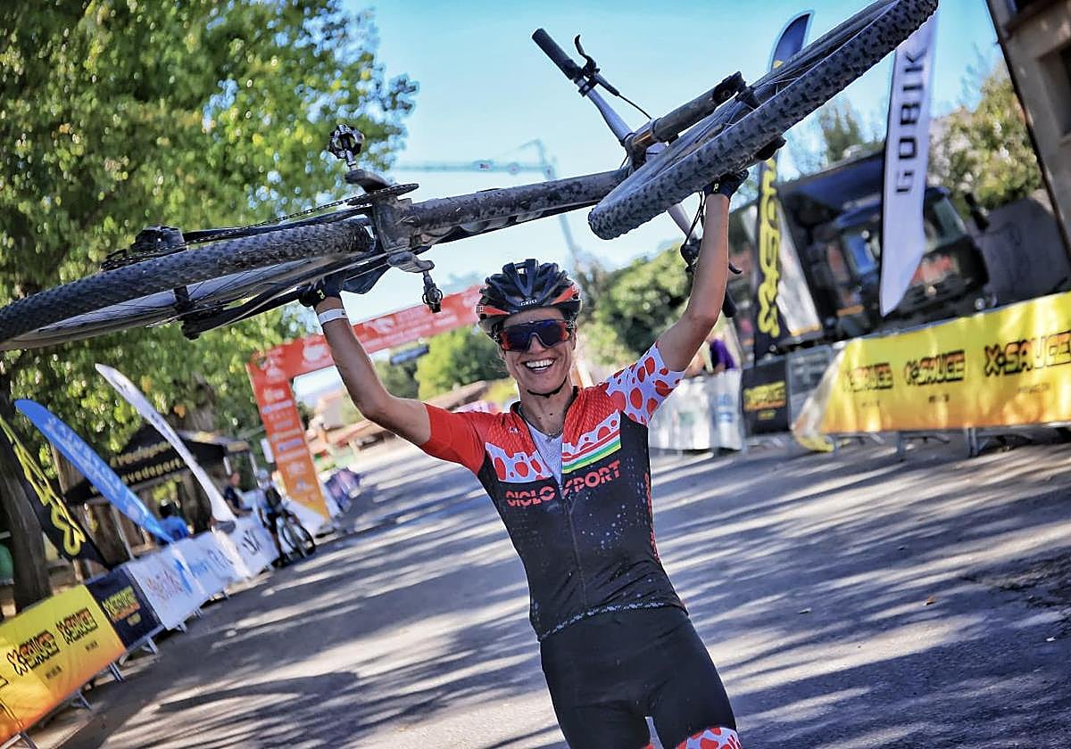 Corina Mesplet celebra su victoria en la línea de meta del campeonato.
