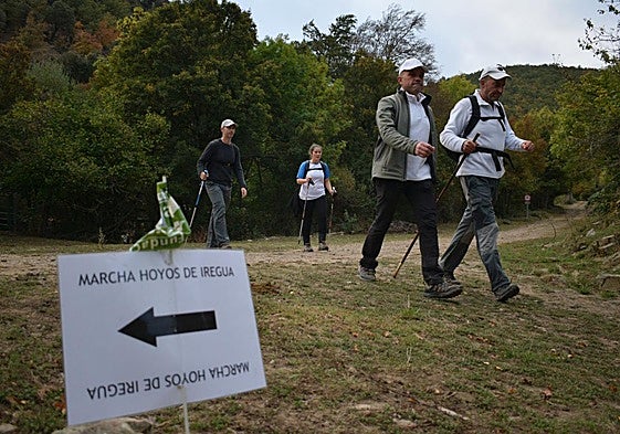 Buen paso en los caminantes una vez pasado el camping de Villoslada durante los primeros kilómetros de la XXX Marcha a Hoyos de Iregua.