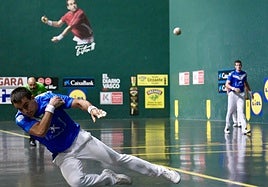 Larrazabal se lanza a la contracancha para llevar a buena una pelota.