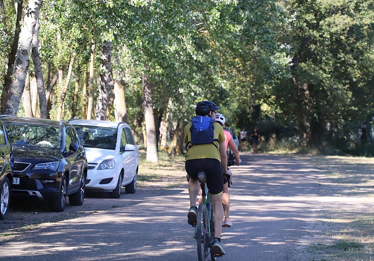 Dos cislistas recorren la Vía Verde entre Arnedo y Herce.