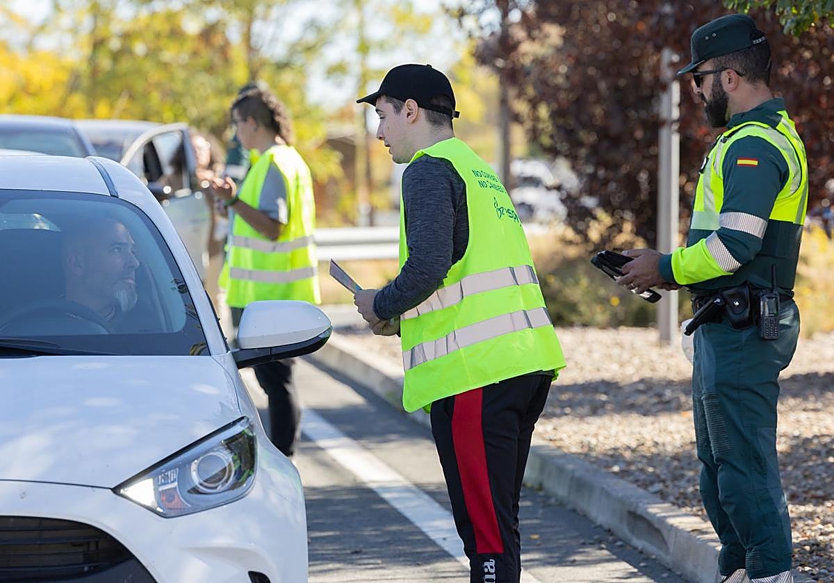 David Galindo comparte su testimonio con algunos conductores para concienciar sobre los riesgos al volante.